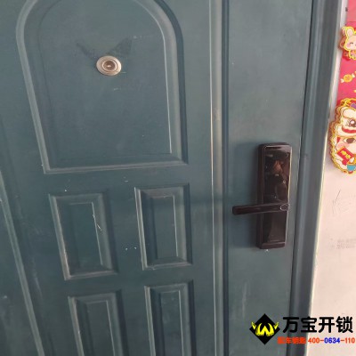 萊蕪長勺小區(qū)安裝一握開指紋鎖，萊蕪指紋鎖安裝
