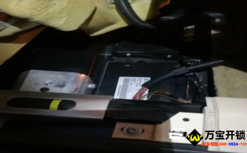 10年奧迪A8L汽車(chē)鑰匙全丟配鑰匙，萊蕪?qiáng)W迪鑰匙配鑰匙開(kāi)汽車(chē)鎖